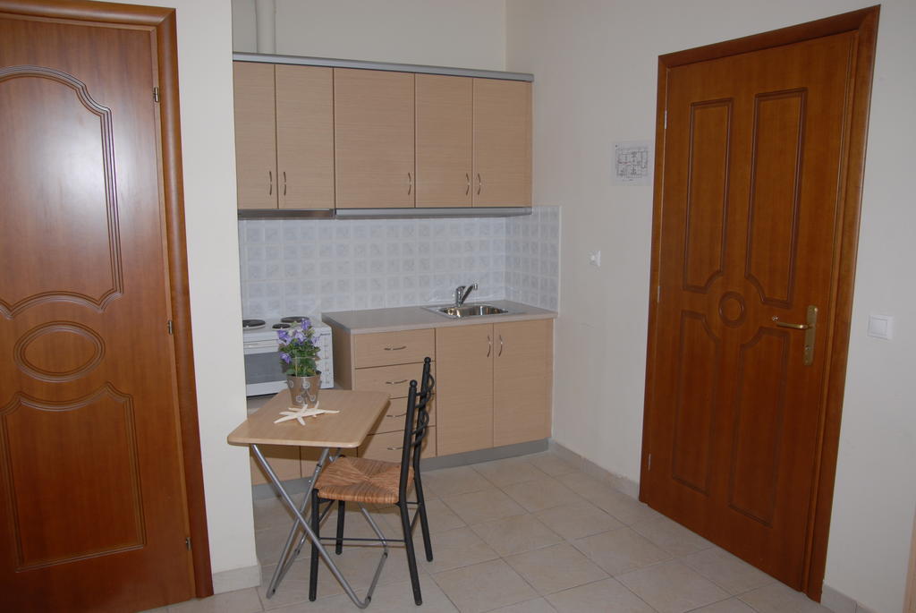 Tsertos Apartments Kaména Voúrla Rom bilde